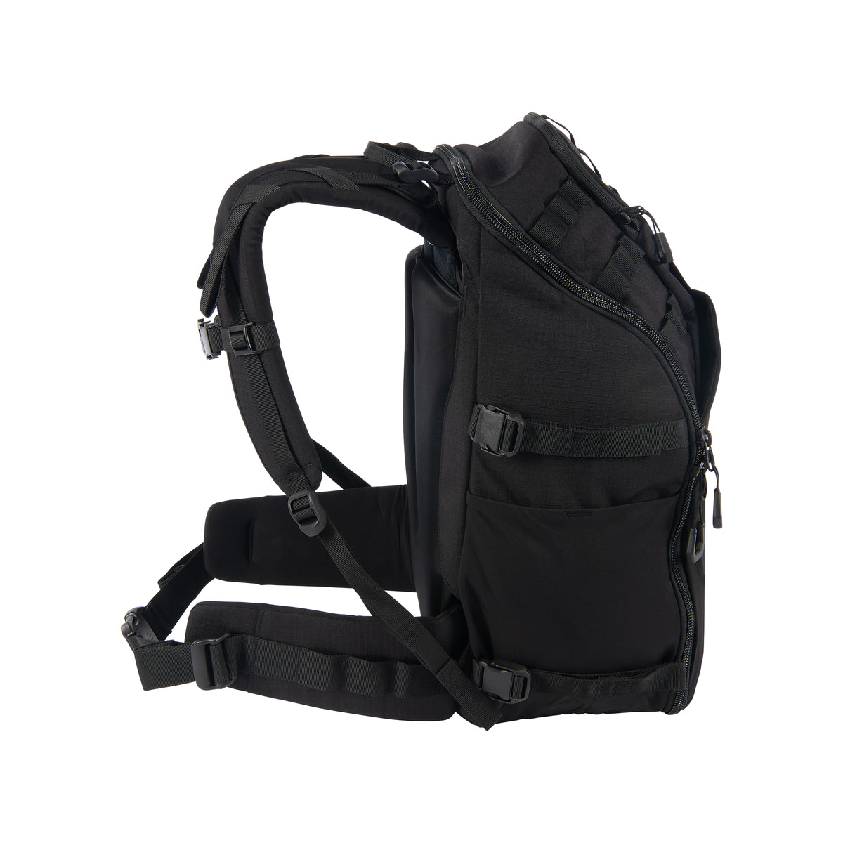 Mustassa vaellusrepussa on tukevat kantohihnat joissa on runsaasti säätömahdollisuuksia.