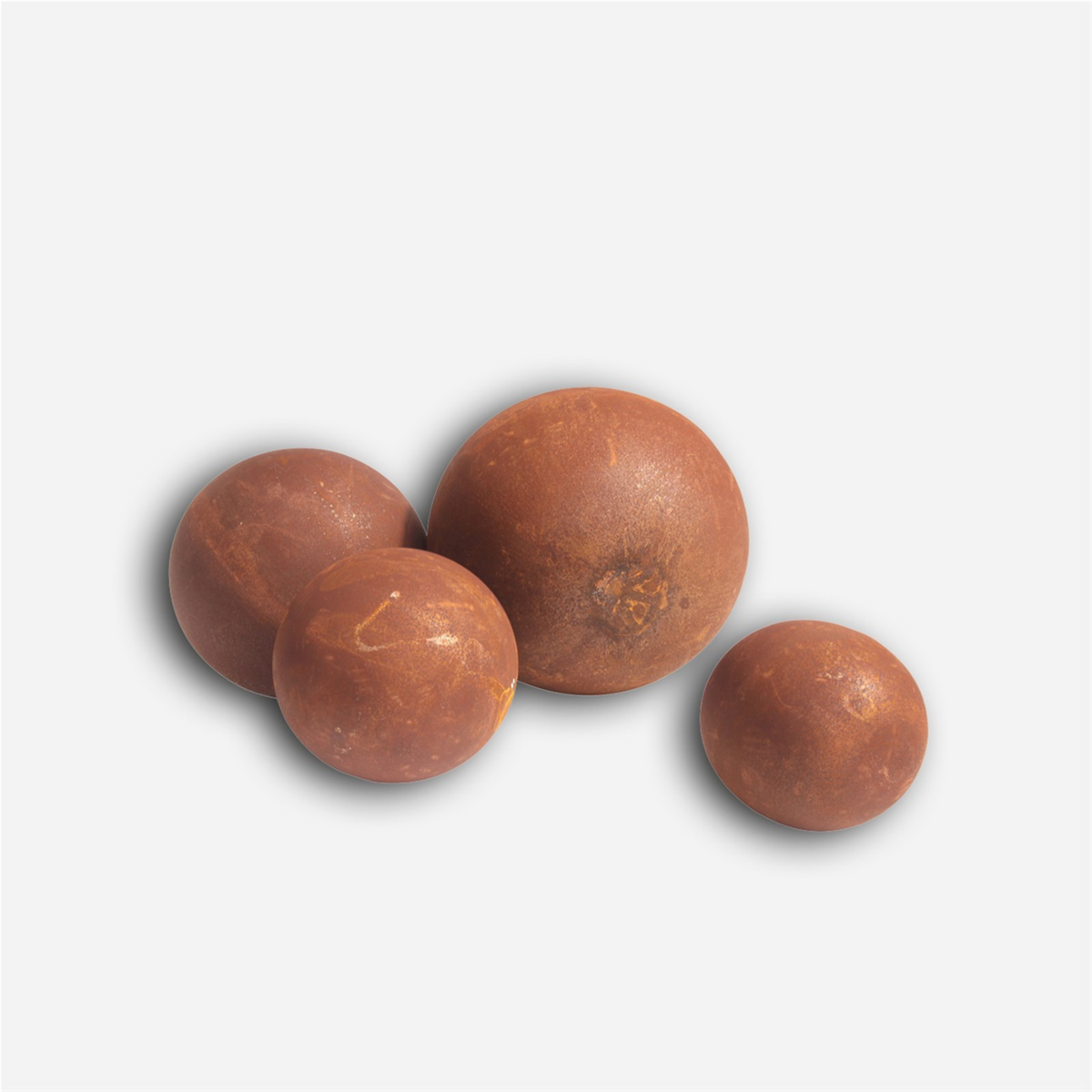 Koristepallot on valmistettu ruosteisesta metallista.