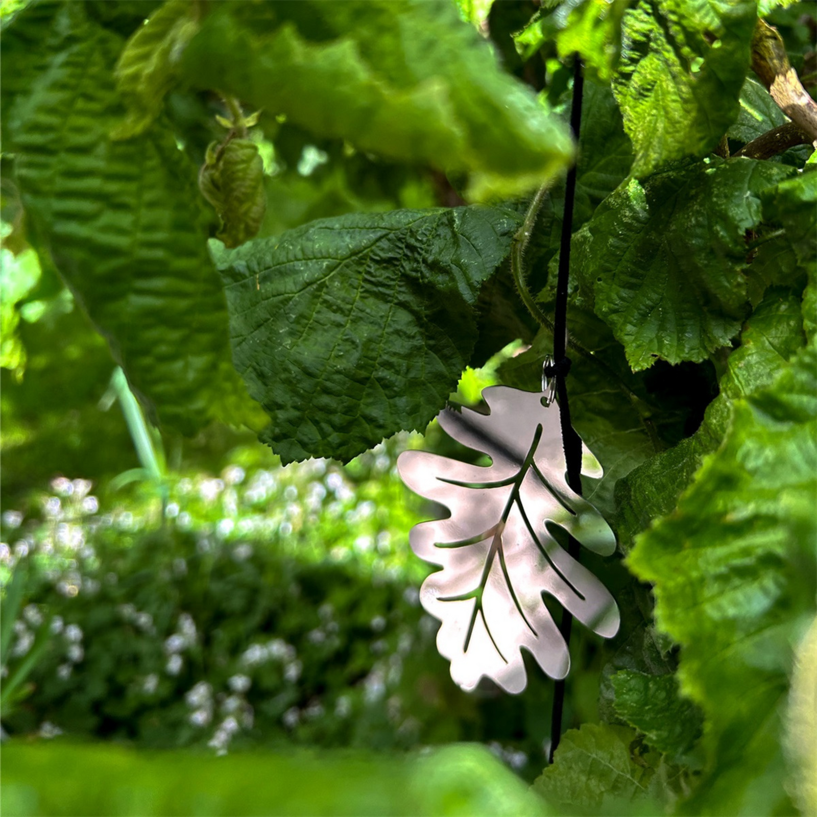 Kuvassa on hauska, galvanoidusta teräksestä valmistettu tammenlehtiaiheinen mobile.