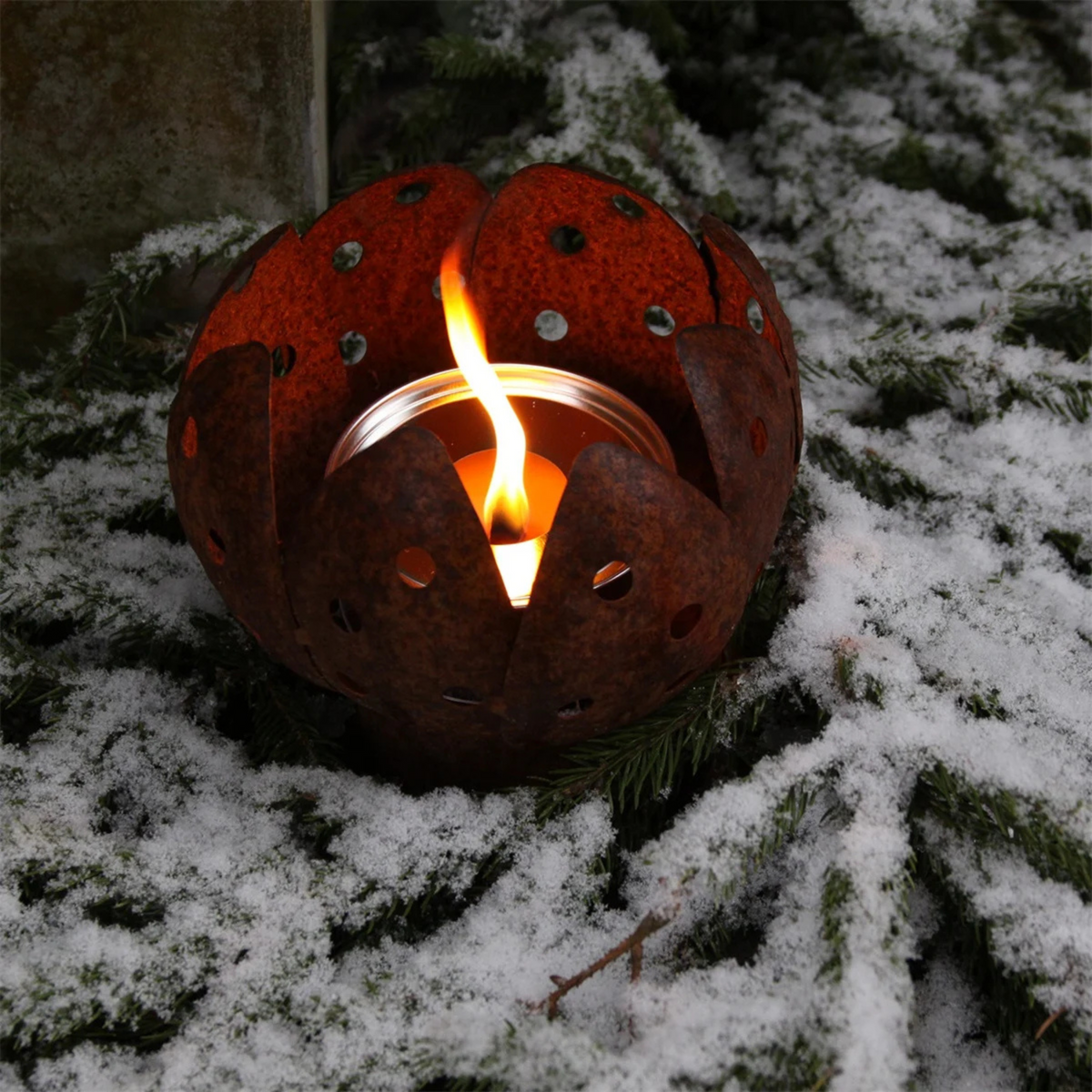 Ulkotulitelineen halkaisija on noin 20cm ja sitä voidaan käyttää maassa tai ruukussa.