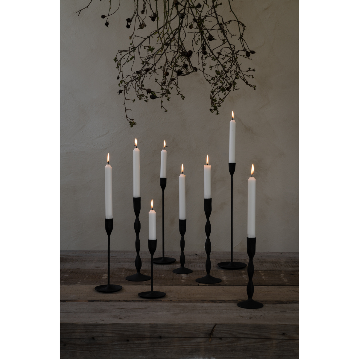 Kynttilänjalkaa voi käyttää yksittäin tai yhdistellä eri korkuisia kynttilänjalkoja näyttäväksi ryhmäksi.