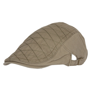 Kuvassa on beige Flat Cap Dakar jonka päälliosassa on salmiakkiruutuinen koristetikkaus.