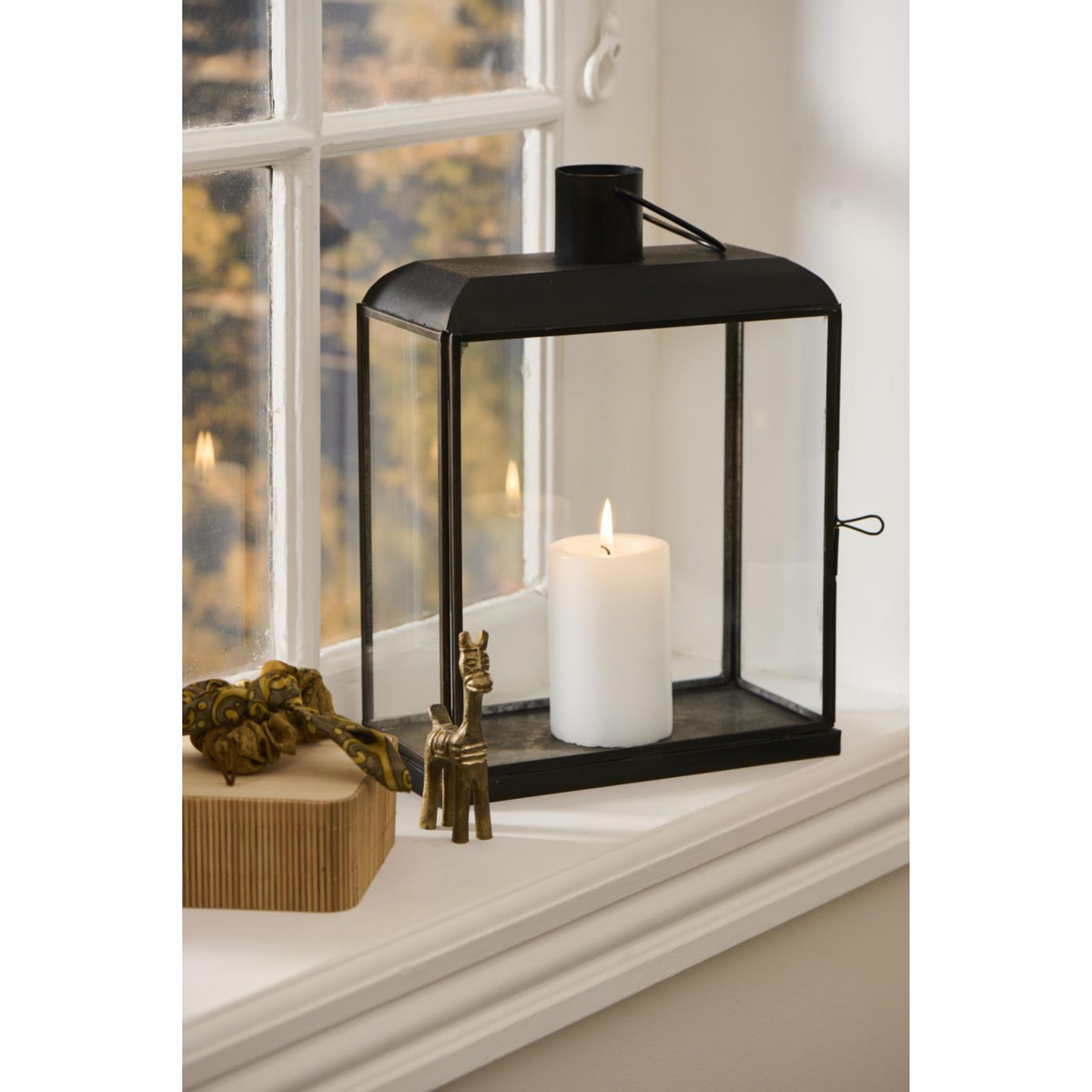 Lyhdyn muotoilu on kauniin yksinkertainen ja siinä on paljon kaunista lasipintaa.