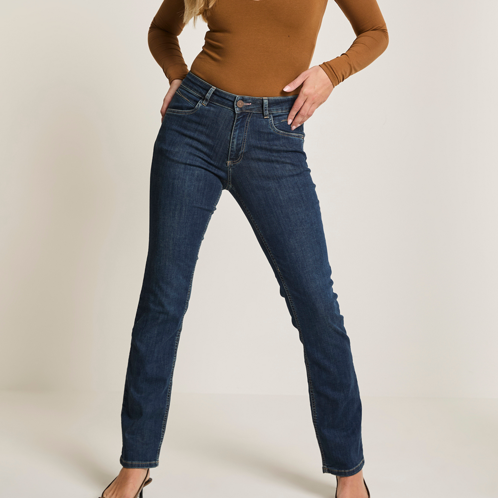 Angie -farkuissa on korkea vyötärö ja klassinen suora malli.