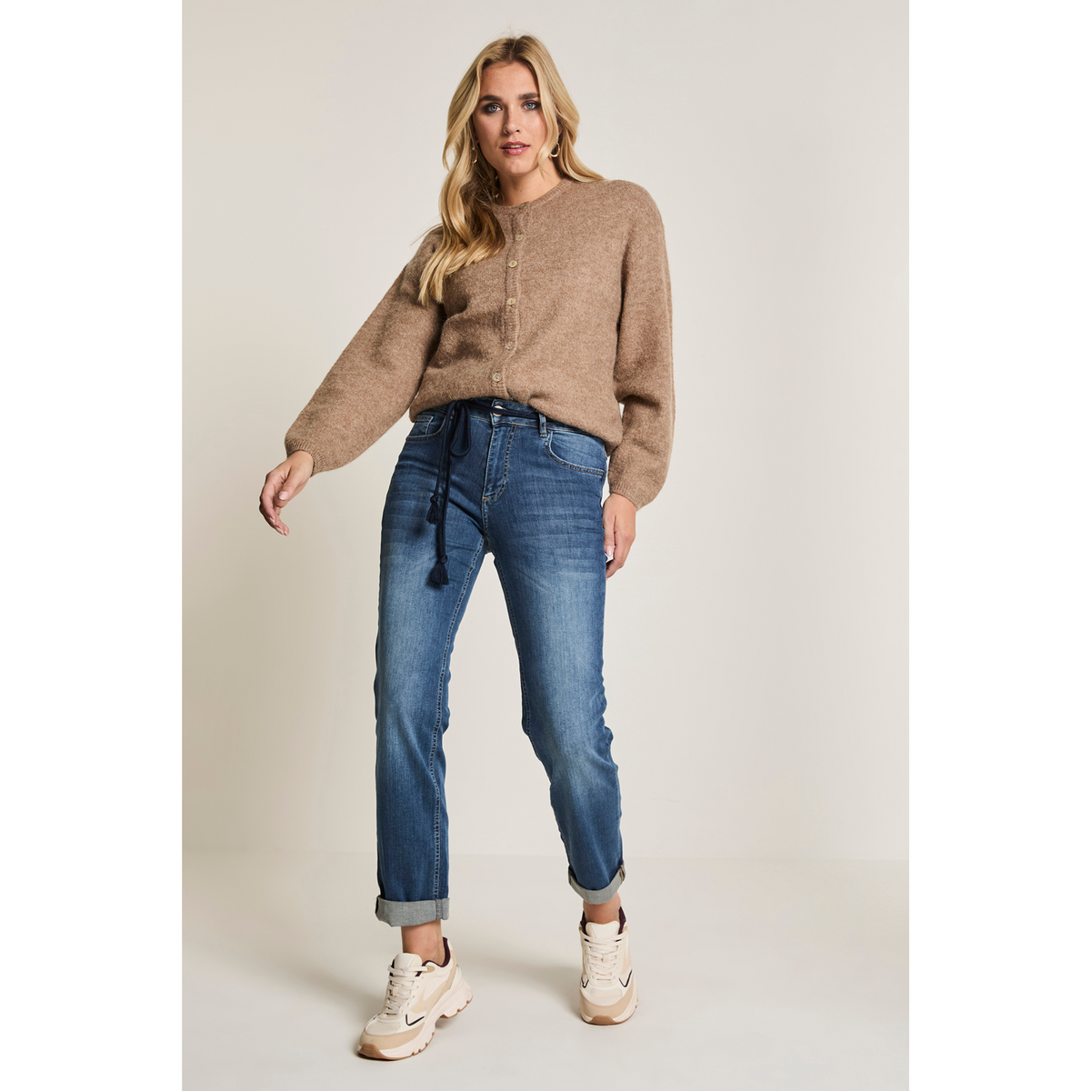 Farkkujen irrotettava punosvyö ja rento leikkaus antavat housuille rennon ilmeen.