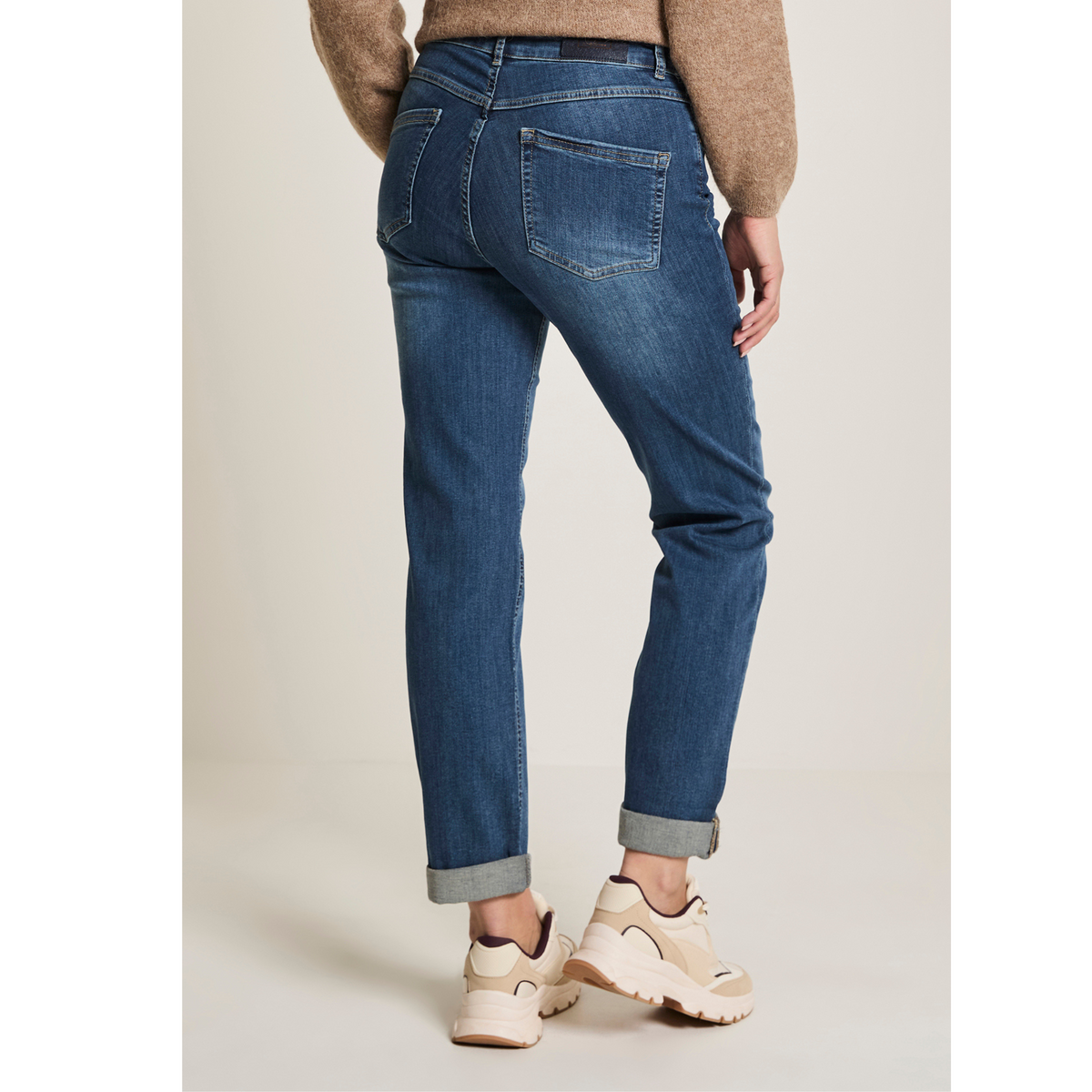 Lahkeet voi pitää rennosti käännettynä tai normaalisti suorina.