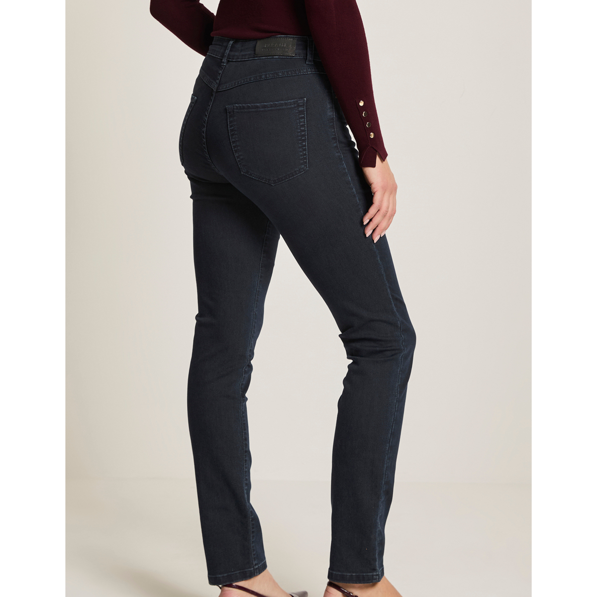 Malli sopii niin arkeen kuin toimistotyöhön ja on mukava päällä strech -materiaalin ansiosta.