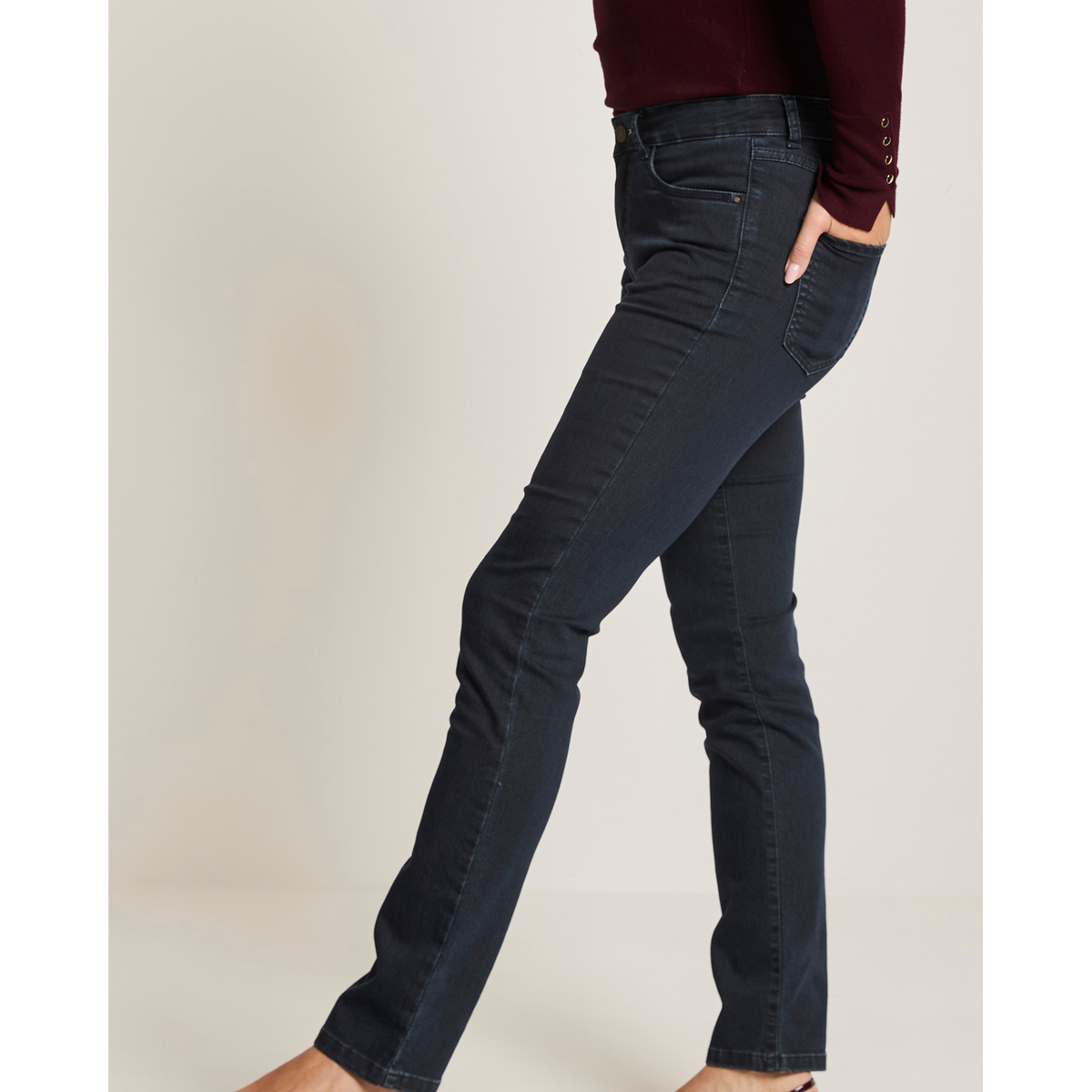 Farkut ovat reidestä kapeat ja kapenevat polvesta nilkkaan.