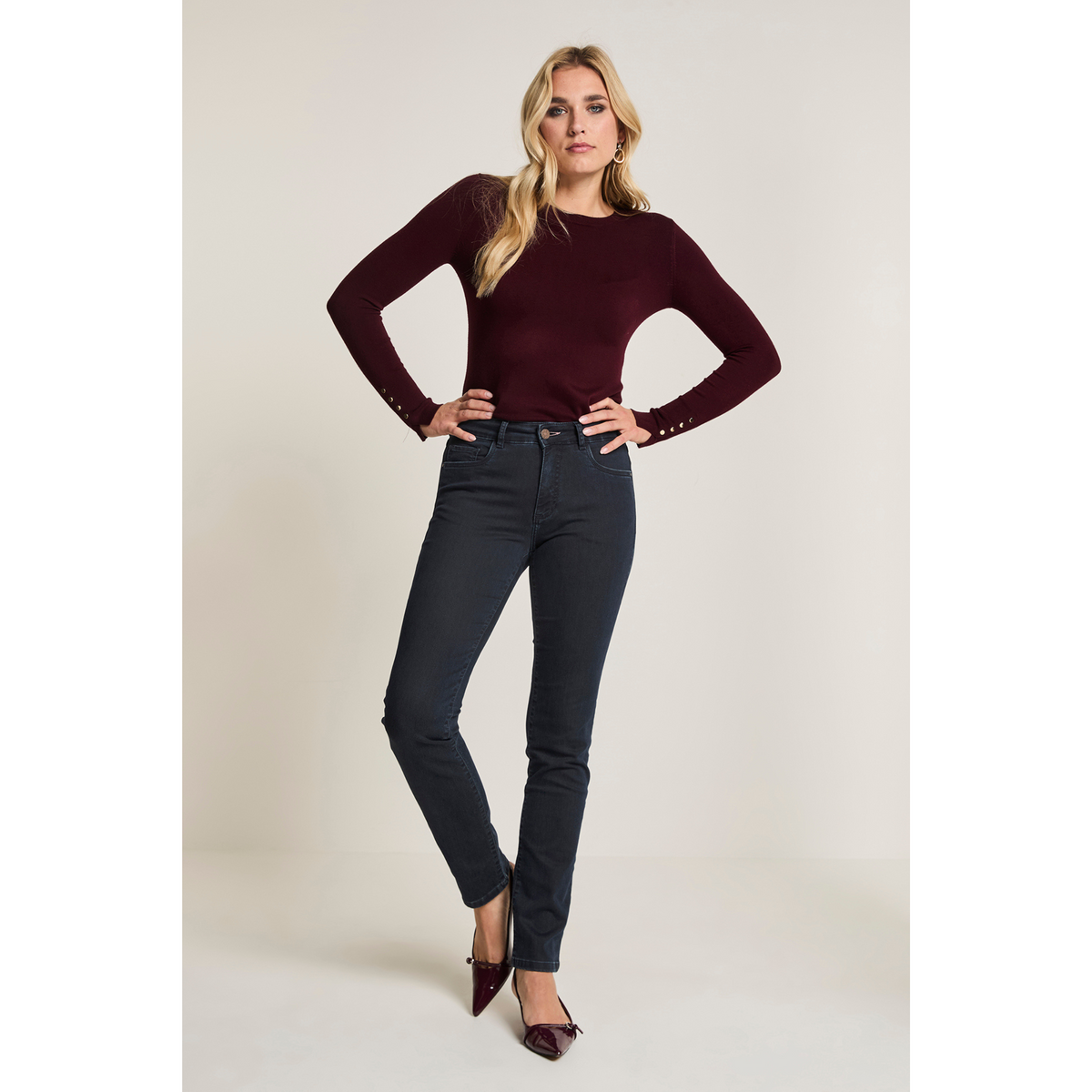 Celine -farkuissa on korkea vyötärö ja kapea lahje.