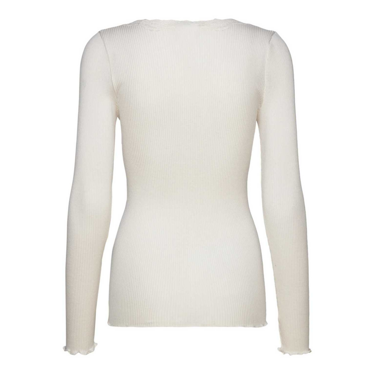 Kuvassa Rosemunde Babette pitsipaita. Paidassa on koristeelliset reunat helmassa ja hihoissa. 