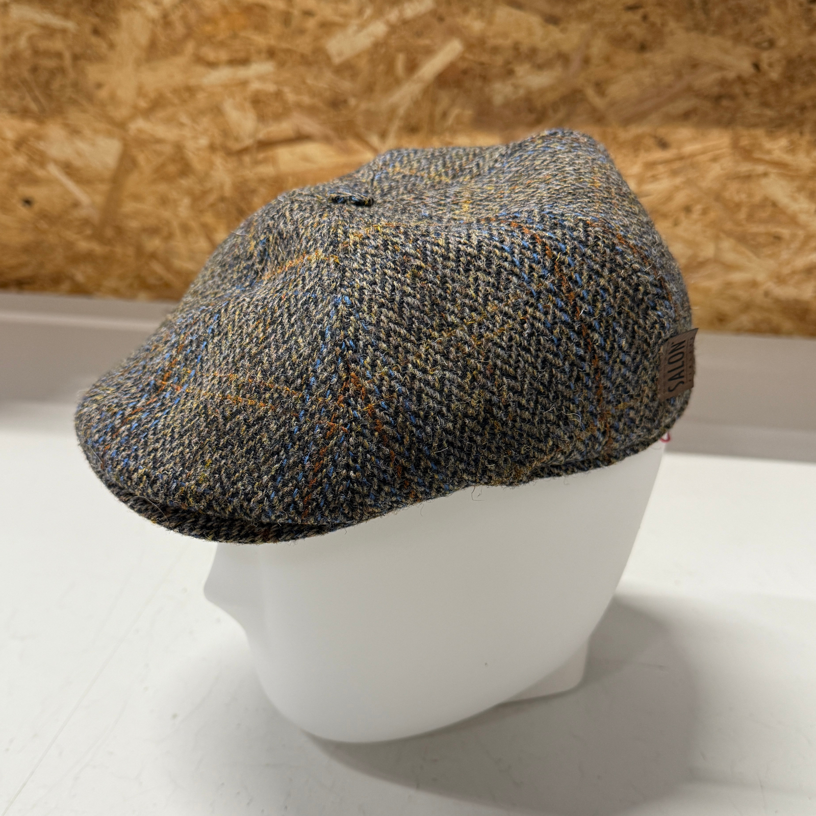 Tämä malli on valmistettu kuudesta paneelista ja lakin päällä on nappi.