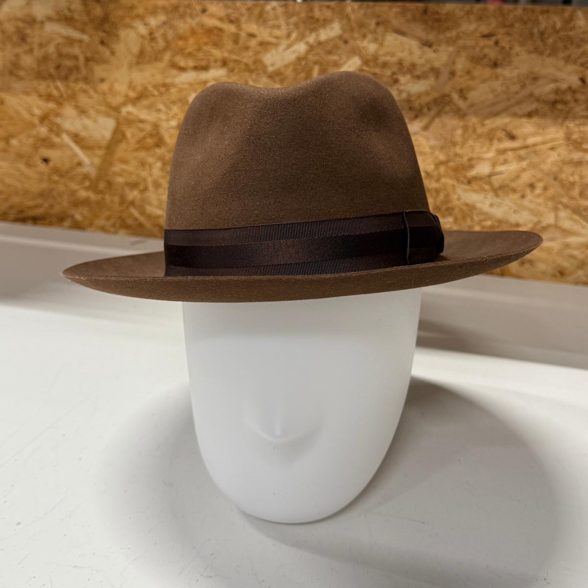 Kuvassa on ruskea klassinen Stetson Fedora- mallinen hattu.