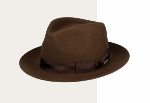 Kuvan Stetson Fedora Furfelt hattu yhdistää perinteisen eleganssin ja modernin monikäyttöisyyden.