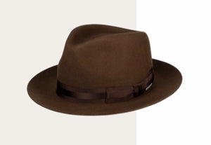 Kuvan Stetson Fedora Furfelt hattu yhdistää perinteisen eleganssin ja modernin monikäyttöisyyden.