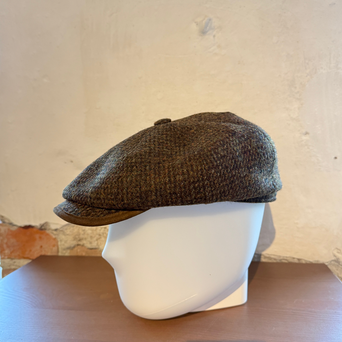 Lippa on reunustettu ruskealla koristenauhalla.