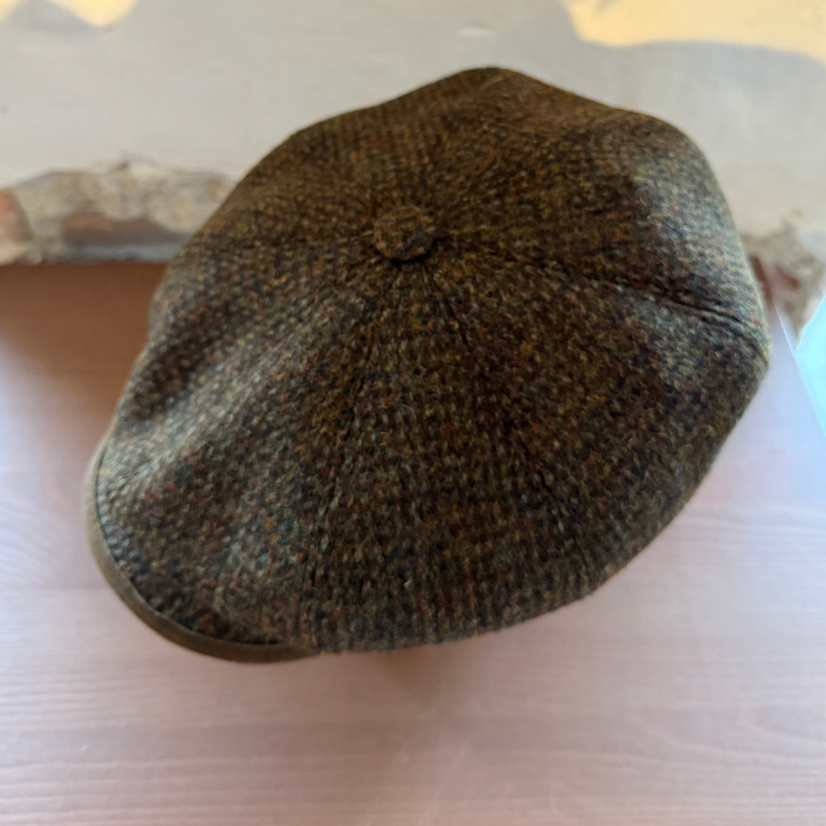 Hatun keskellä on koristenappi.