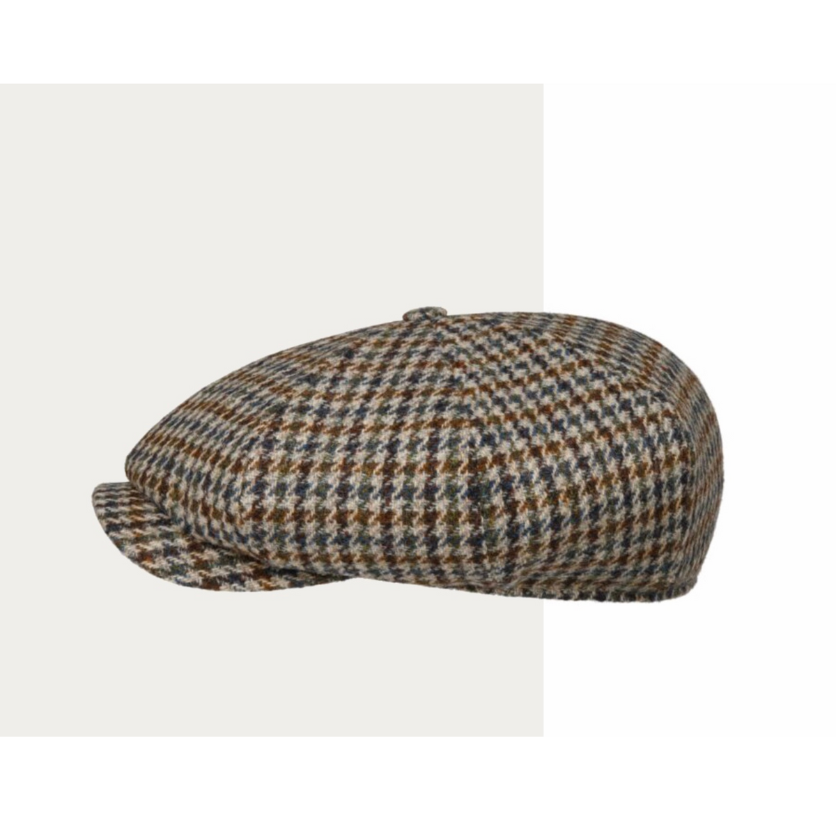 Hattu on valmisettu 100% neitsytvillaisesta kukonaskelkuvioidusta Harris Tweed -kankaasta.
