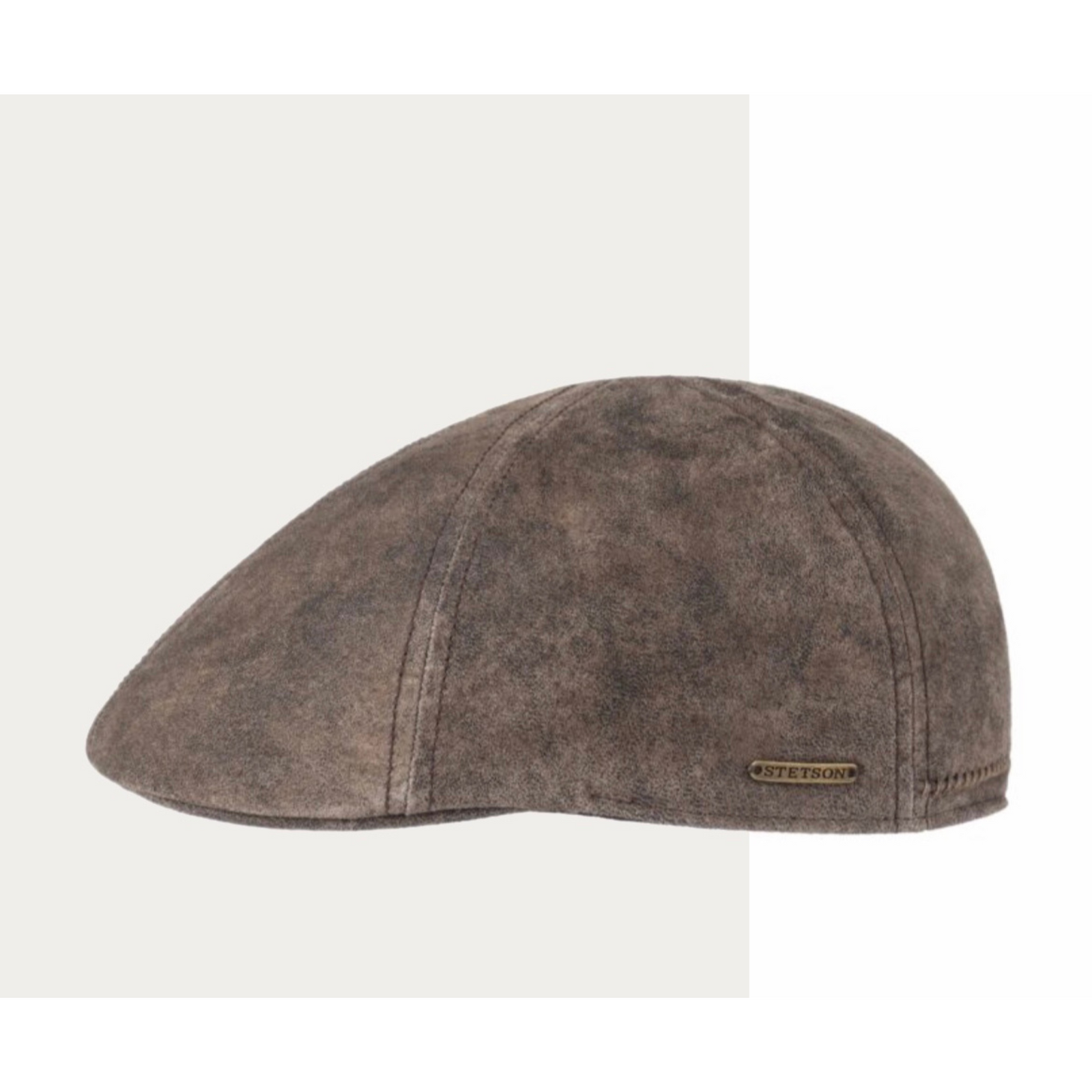 Tässä nahkaisessa hatussa on suhteellisen pieni lippaosa ja takana sivussa on pieni metallinen Stetson -logolaatta.