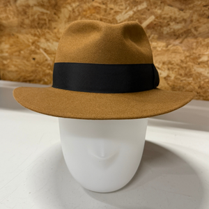 Kuvassa on ruskea Stetson Traveller -hattu jossa on musta  koristenauha.