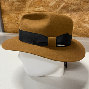 Kuvassa on seikkailuhenkinen ja vettähylkivä Stetson Traveller -hattu.