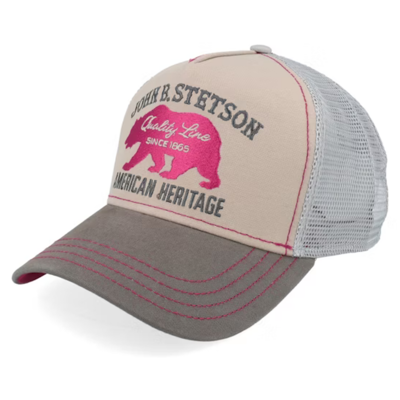 Kuvassa Stetson Trucker Cap Bear lippis. Väreinä lippiksessä hiekka, khaki ja punainen. Lippiksen etuosassa on John B. Stetson teksti sekä punainen karhun kuva jonka alapuolelal American Heritage teksti. Lippiksen takaosa on verkkomateriaalia. 