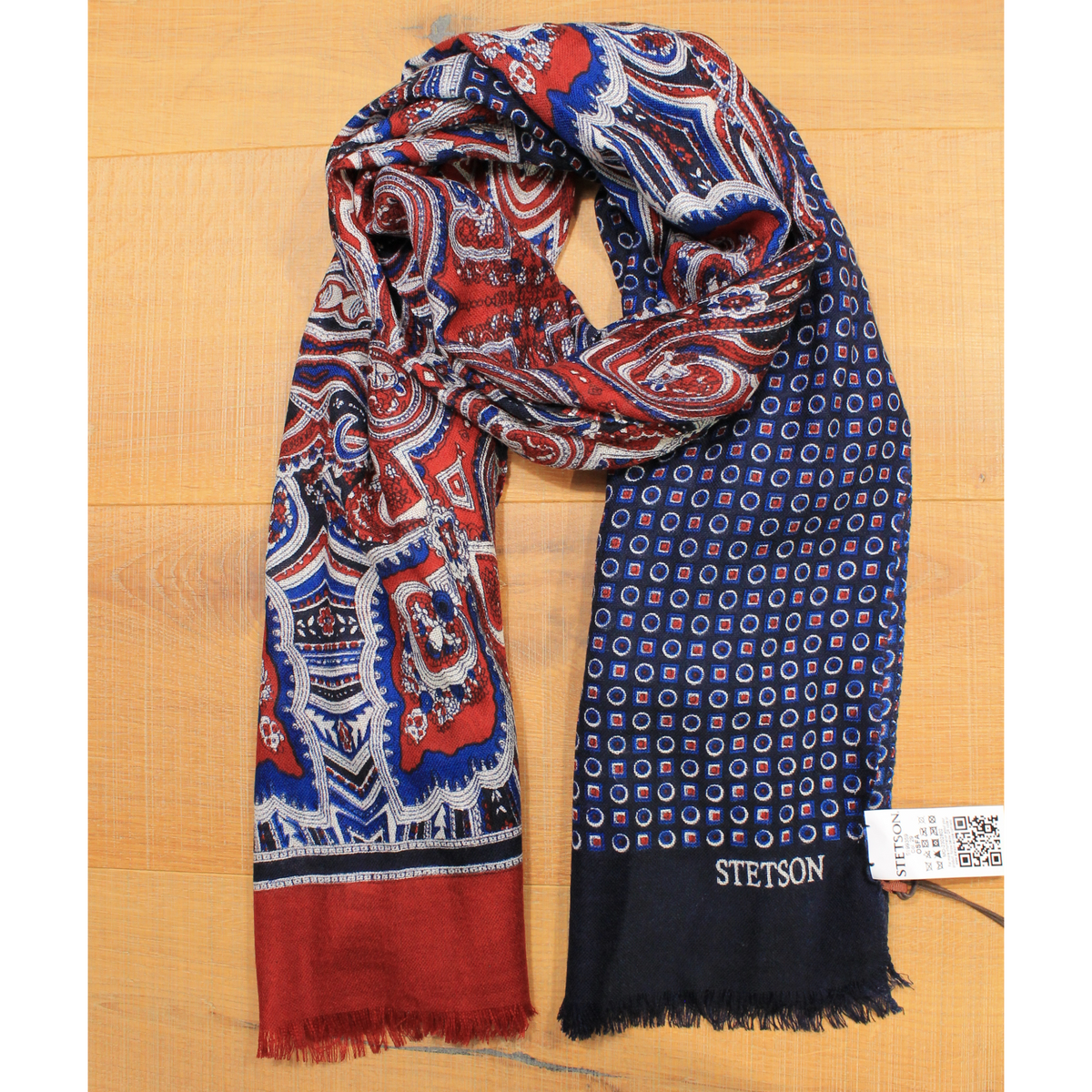 Kuvassa Stetsonin paisley -kuvioitu villahuivi sinisen ja punaisen sävyissä.