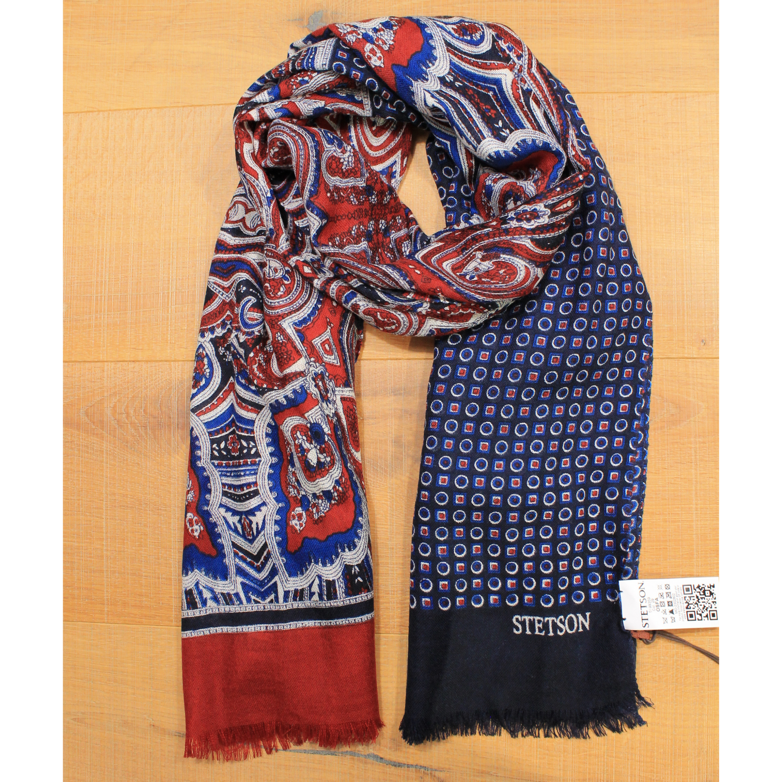 Kuvassa Stetsonin paisley -kuvioitu villahuivi sinisen ja punaisen sävyissä.