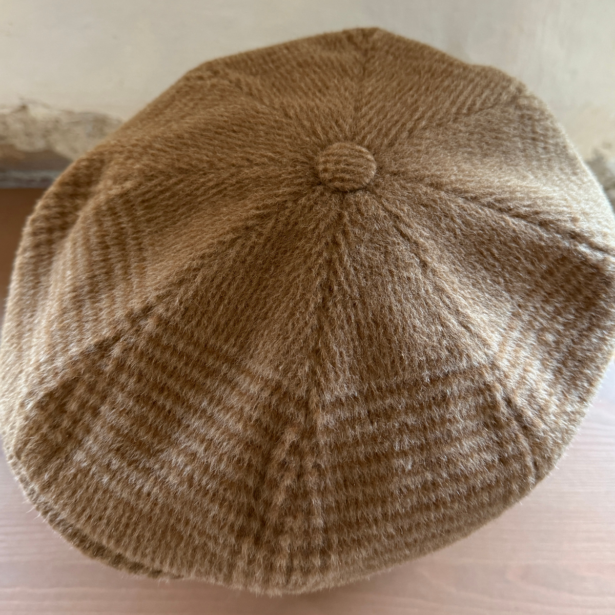 Tämä hattu koostuu kahdeksasta osasta ja sen keskellä on koristenappi.