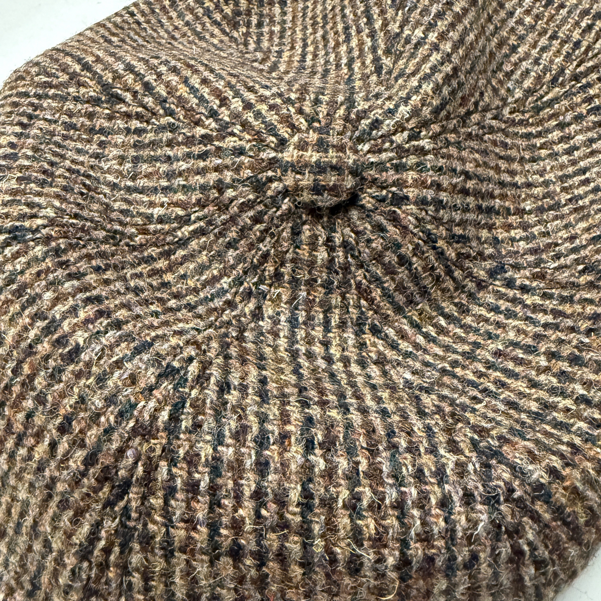 Tässä Stetson Hatteras -hatussa on ruskeansävyinen, miniruutuinen Harris Tweed -kangas.