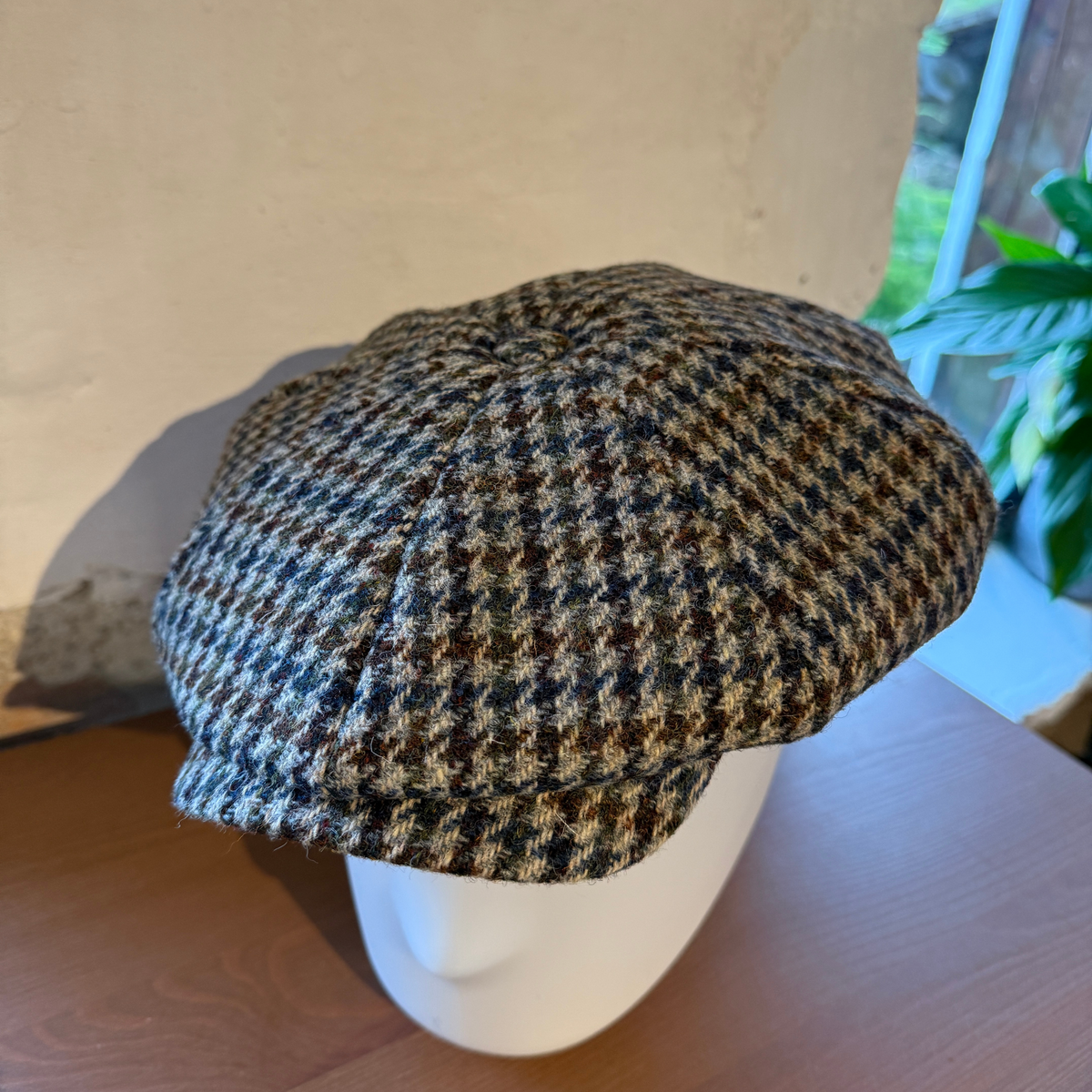 Tämän hatun malli on runsaan pyöreä.