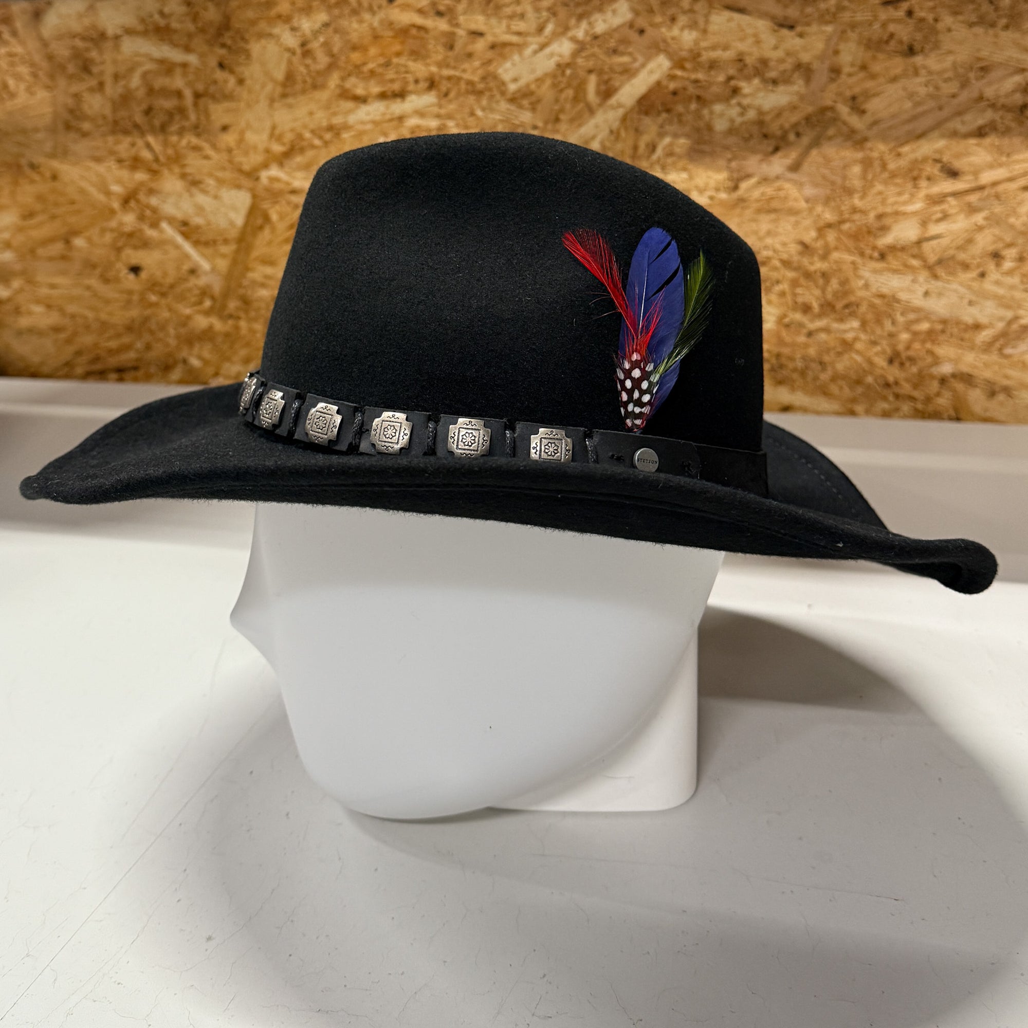 Hattu on valmistettu 100% lampaanvillasta mikä tekee siitä hengittävän ja säänkestävän.