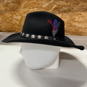 Hattu on valmistettu 100% lampaanvillasta mikä tekee siitä hengittävän ja säänkestävän.