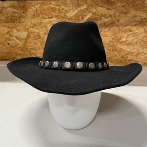 Kuvassa on musta, klassinen leveälierinen Stetson jossa tyylikäs koristenauha.