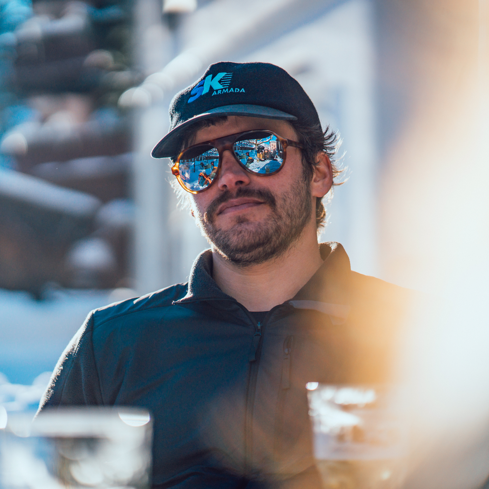 Vallon Hazelwood Tortoise aurinkolaseissa on pyöristetty pilottimalli ja peililinssit.