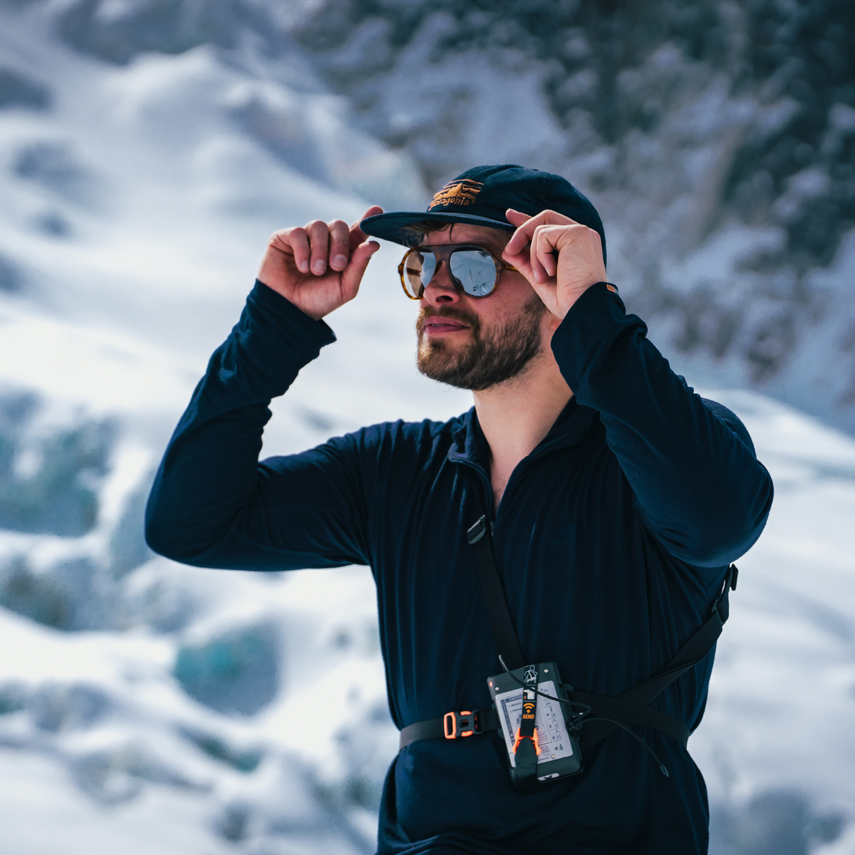 Laseissa on peilipintainen, heijastuksia estävä pinnoite jonka sävy on ruskea.