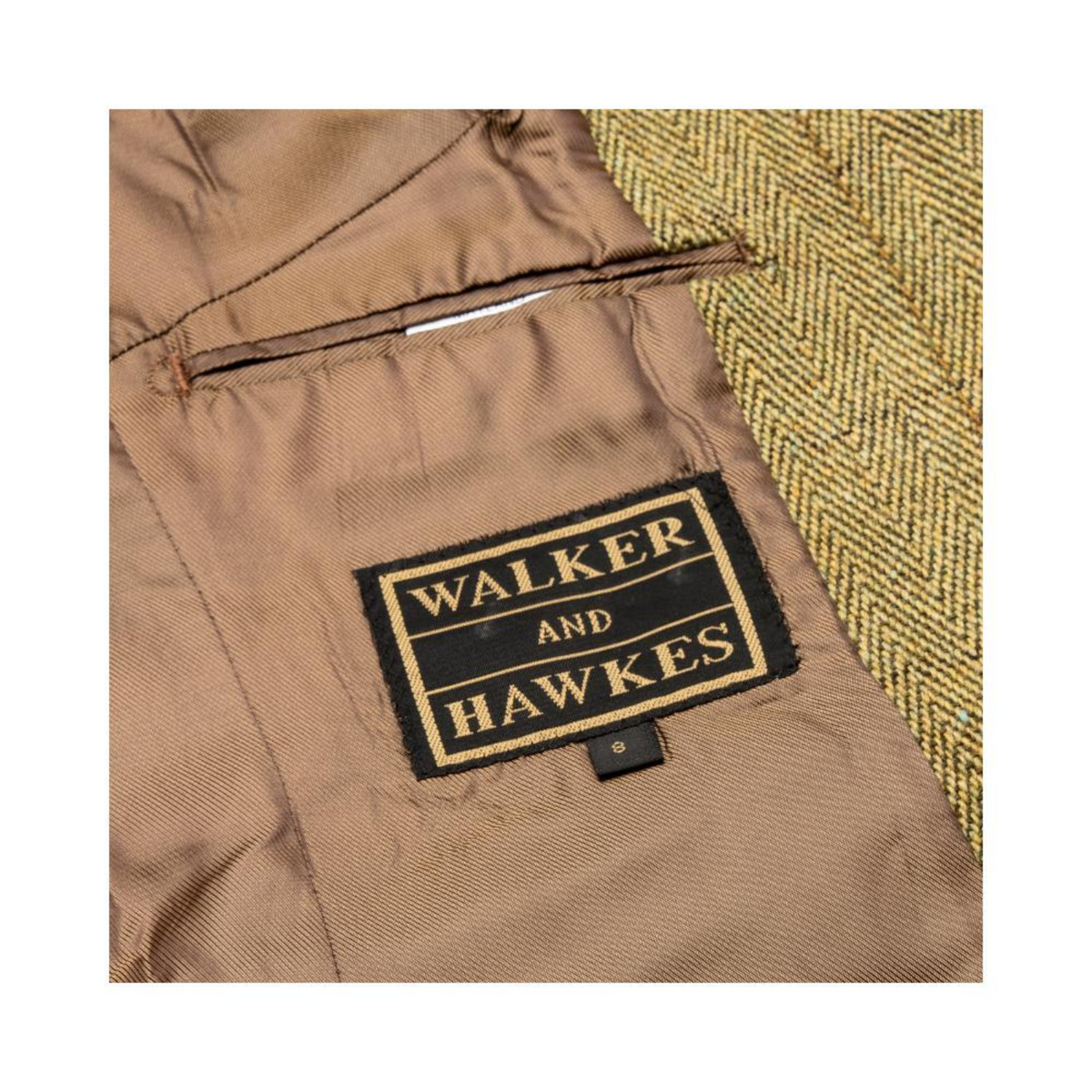 Bleiserin sisävuoressa on povitasku jonka alle on ommeltu Walker and Hawkes -logomerkki.