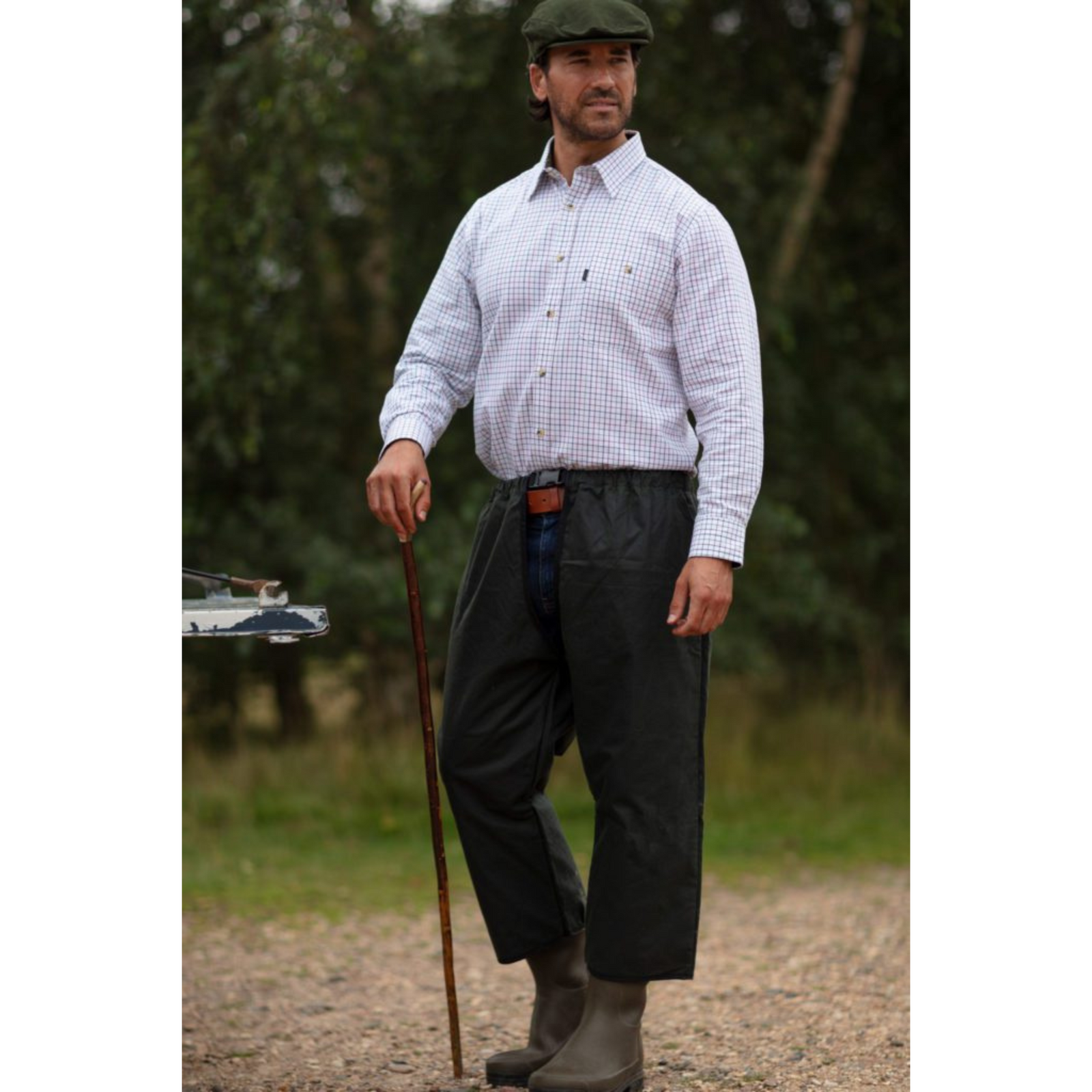 Housuissa on avoin haarakappale sekä kiinnityslenkit lahkeissa ja ne on tarkoitettu suojaamaan varsinaisia housuja vedeltä ja tuulelta ollen kuitenkin hengittävät.