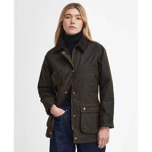 Barbour Acorn Wax Jacket öljykangastakki naisen päällä.
