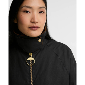 Barbour Arlene Wax Jacket naisten öljykangastakki, navy, kuvattuna kauluksesta.