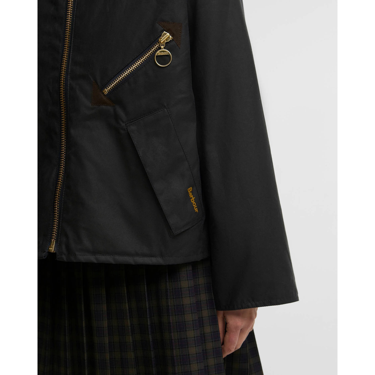 Barbour Arlene Wax Jacket naisten öljykangastakki, navy, sivutaskuista kuvattuna ja vetoketjua.