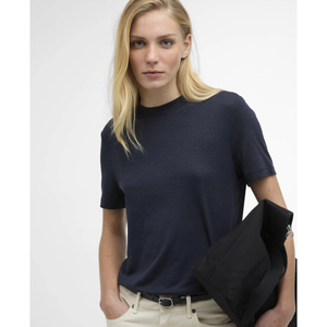 Tummansininen Barbour Ava Top t-paita naismallin päällä.