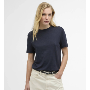 Tummasininen t-paita ja vaaleat housut naismallin päällä.