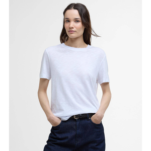 Rento ja naisellinen malli tekee Barbour Ava Topista vaatekaapin luottopaidan.