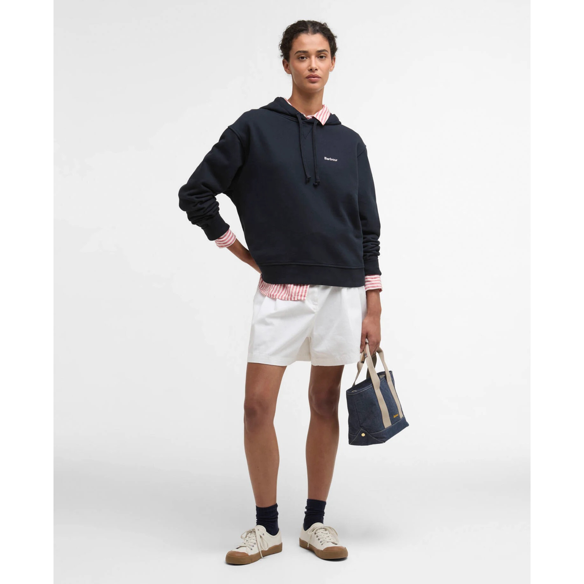 Tummansininen Barbour Bede huppari on helppo yhdistää vaikka valkoisiin shortseihin ja tennareihin.