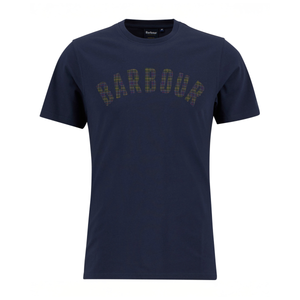 Kuvassa on tummansininen Barbour Berwick t-paita jossa on ruutukankaasta ommeltu logoteksti rinnassa.