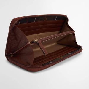 Lähikuva avonaisesta Barbour Birch Leather Matinee Purse naisten nahkalompakosta.