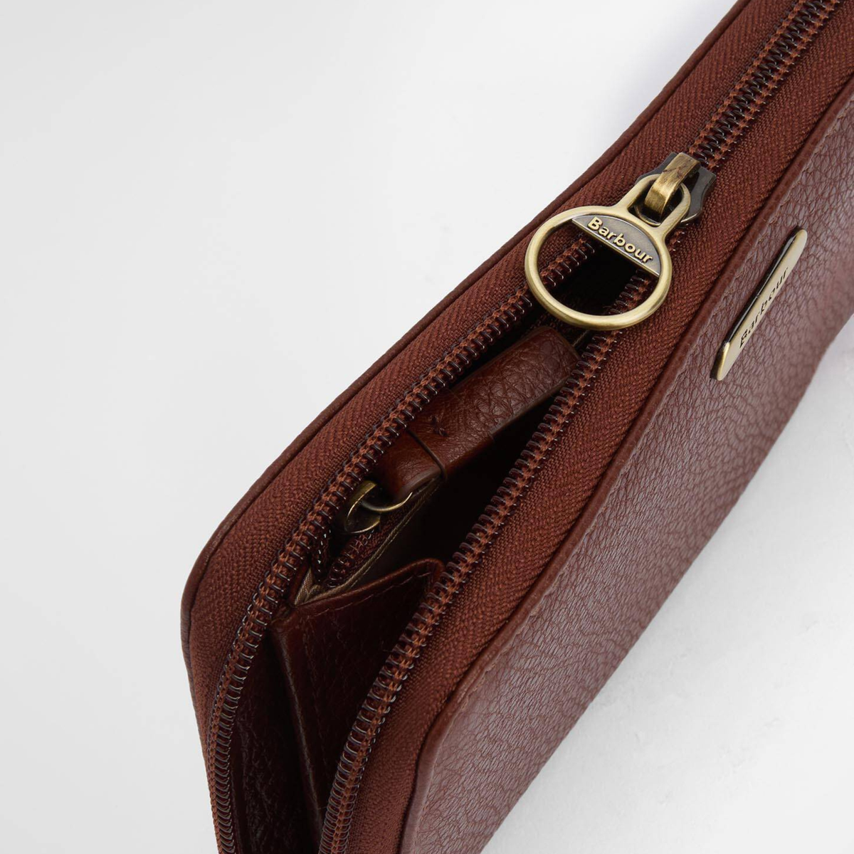 Lähikuva Barbour Birch Leather Matinee Purse naisten nahkalompakosta.