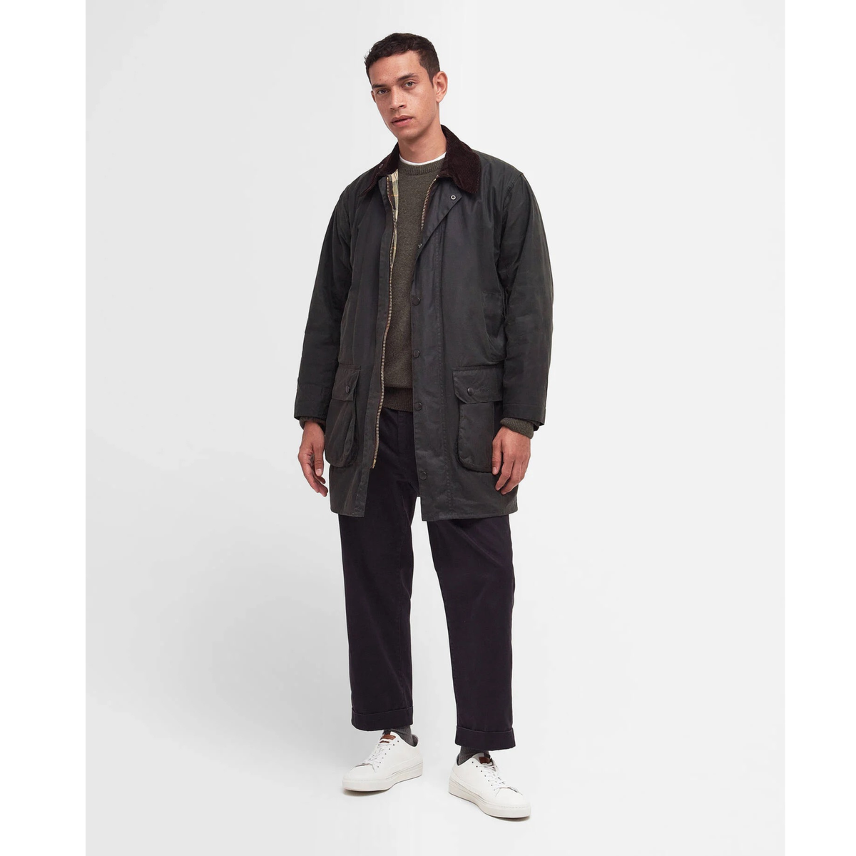 Barbour Border Wax Jacket miesten öljykangastakki vetoketju auki mallin päällä.