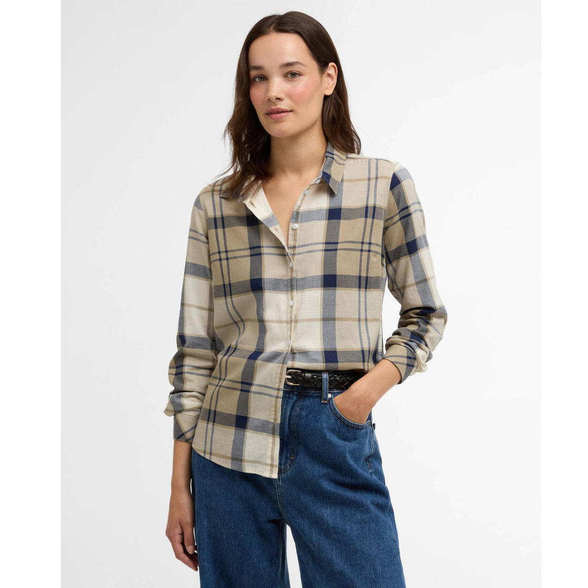 Barbour Bredon naisten ruudullinen kauluspaita sopii hyvin yhteen farkkujen kanssa.