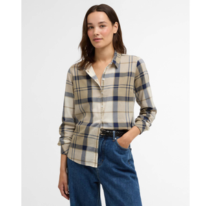 Barbour Bredon naisten ruudullinen kauluspaita sopii hyvin yhteen farkkujen kanssa.